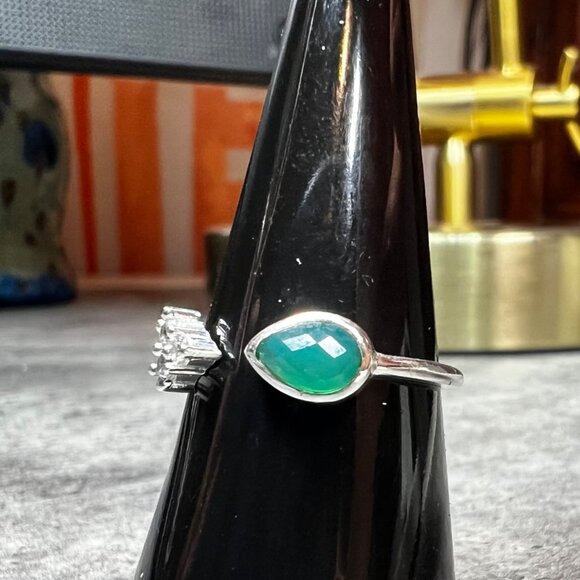 Ring Bomb Party Ring, NWOT, size 7, small green stone on silver color band - Picture 2 of 7